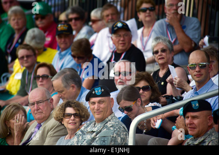 Stati Uniti Capo di Stato Maggiore dell Esercito gen. Ray odierno e moglie Linda frequentare la quarta divisione di fanteria monumento dedizione Luglio 18, 2013 in Foto Stock