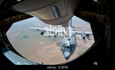 Un U.S. Air Force AC-130W Stinger II aeromobili assegnati al 27 Special Operations Wing a Cannon Air Force Base, N.M., recei Foto Stock