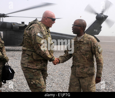 Stati Uniti Esercito Lt. Col. Kevin Admiral, destro con il primo battaglione, 36o reggimento di fanteria, accoglie il capo del personale dell'U.S Foto Stock