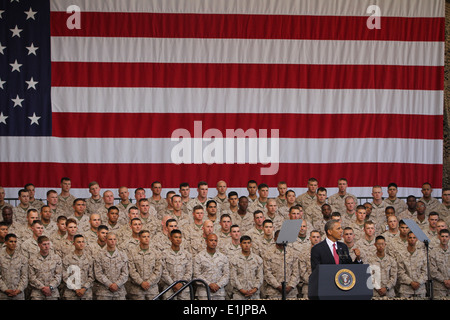 Il presidente Barack Obama, a leggio, parla di U.S. Marines, i marinai e i membri della famiglia al Marine Corps base Camp Pendleton, Cal Foto Stock