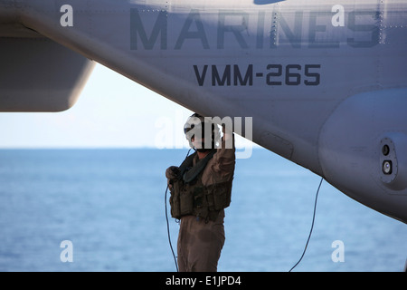 Stati Uniti Marine Corps Sergente Aaron M. Longberry, una MV-22 Osprey capo equipaggio con Marine mezzo squadrone Tiltrotor 265 (rinforzato Foto Stock