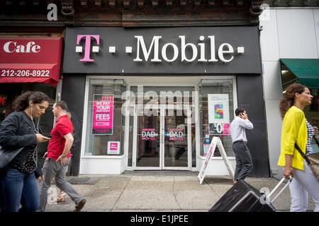 New York, NY, STATI UNITI D'AMERICA. 05 Giugno, 2014. Una T-Mobile USA store è visto nel quartiere Flatiron di New York il Giovedì, Giugno 5, 2014. Sprint è segnalato per essere vicino l'acquisizione di T-Mobile da parte di Deutsche Telekom in una trattativa che vale la pena di $ 32 miliardi. I due vettori, in attesa dei regolatori approvazione dovrà competere direttamente con i due giganti, AT&T e Verizon. Credito: Richard Levine/Alamy Live News Foto Stock