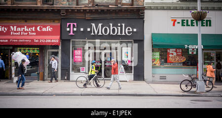 New York, NY, STATI UNITI D'AMERICA. 05 Giugno, 2014. Una T-Mobile USA store è visto nel quartiere Flatiron di New York il Giovedì, Giugno 5, 2014. Sprint è segnalato per essere vicino l'acquisizione di T-Mobile da parte di Deutsche Telekom in una trattativa che vale la pena di $ 32 miliardi. I due vettori, in attesa dei regolatori approvazione dovrà competere direttamente con i due giganti, AT&T e Verizon. Credito: Richard Levine/Alamy Live News Foto Stock