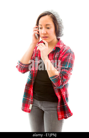 Giovane donna parlando al telefono cellulare e sorridente Foto Stock