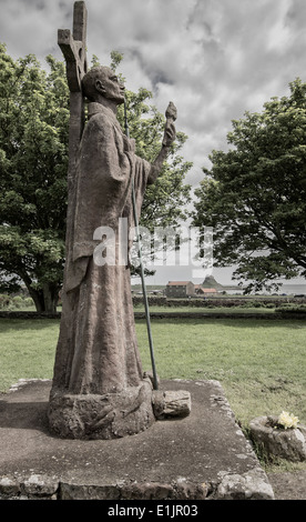 Statua di San Aidan in St Mary's sagrato su Lindisfarne, Northumberland, Inghilterra. Foto Stock