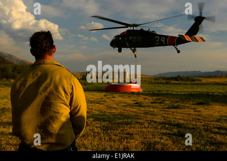 Aaron Jones, con il nord Logan dei Vigili del Fuoco, orologi U.S. Soldati con il secondo battaglione, 211th reggimento di aviazione, Utah Foto Stock