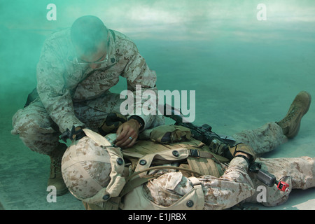 Stati Uniti Marine Corps Staff Sgt. Alfred Negron II, con Alfa Company, 7 Supporto tecnico di battaglione, Marittima 1 Logistics Group, Foto Stock