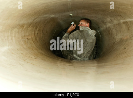 Stati Uniti Air Force Senior Airman Zachary Gant, un capo equipaggio con la 57th squadrone Manutenzione, ispeziona la aspirazione di una 64th Aggre Foto Stock