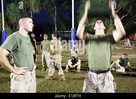 Stati Uniti Marine Corps Staff Sgt. Daniel Hubbert, destra termina le munizioni può sollevare la porzione di un combattimento fitness test come 1Lt Foto Stock