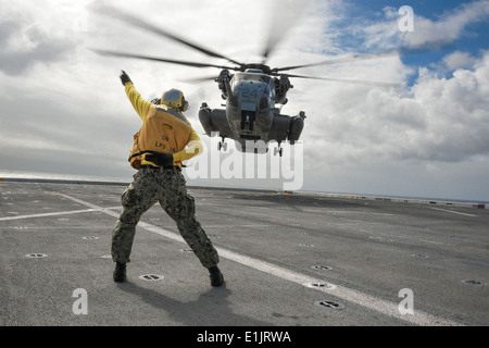 Stati Uniti Aviazione Navale delle attrezzature di supporto tecnico di terza classe James Rockwell dirige un Marine Corps CH-53E Super Stallion helicopte Foto Stock