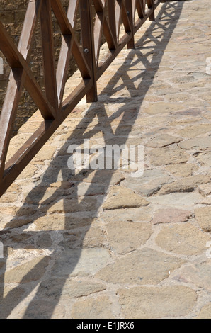 Ombre dall'ingresso ringhiere per il Castello di Pafo.Il Castello di Pafo è situato sul bordo del porto di Paphos. Foto Stock