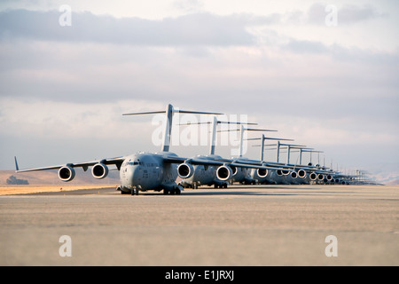 Sette Stati Uniti Air Force C-17 Globemaster III aeromobili, 11 KC-10 Extender aeromobili e quattro C-5 Galaxy aeromobile assegnati alla 60t Foto Stock