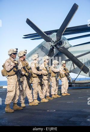 Stati Uniti Marines assegnato alla società di Lima, battaglione atterraggio squadra, 3° Battaglione, 2° Reggimento Marini, 26 Marine Expeditionary Onu Foto Stock