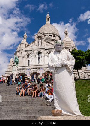 Un artista di strada esegue davanti alla Basilica del Sacre Coeur sulla collina di Montmartre a Parigi. Foto Stock