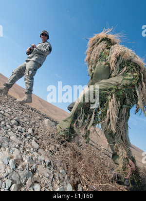 Stati Uniti Il personale dell'esercito Sgt. Mitchell Shaw, sinistra, assegnati al 5° Battaglione, ventesimo Reggimento di Fanteria, 3° Brigata Team di combattimento, 2a I Foto Stock