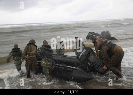 Stati Uniti Marines con xiii Marine Expeditionary Unit e Philippine marines condotta su piccola barca allenamento sett. 18, 2013, durante Foto Stock