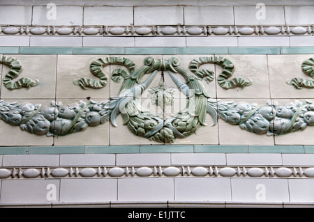 Vecchio Minton piastrelle in the Cavendish Shopping Arcade a Buxton Foto Stock