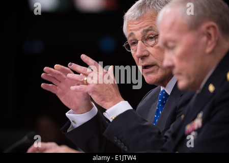 Stati Uniti Il Segretario della Difesa Chuck Hagel, sinistro e Presidente del Comune di capi di Stato Maggiore dell Esercito gen. Martin E. Dempsey condurre un ne Foto Stock