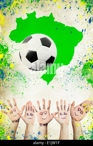 Vintage foto di pallone da calcio, brasile mappa e i colori della bandiera Brasile Foto Stock