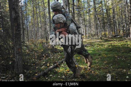 Stati Uniti Army Spc. Adrian Castillo, inferiore, assegnati al 2° Battaglione, 8 campo reggimento di artiglieria, 1° Stryker Brigade Combat Foto Stock