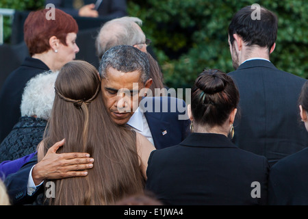 Il presidente Barack Obama di console i familiari delle vittime del Navy Yard tiri durante un memoriale di servizio sett. 22, 2013, Foto Stock