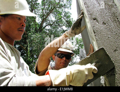 Stati Uniti Navy Builder di terza classe Zavier Favila, centro, assegnato alla Naval Mobile Battaglione di costruzione 3 Cambogia Civic cost Foto Stock