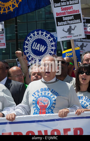 Detroit, Michigan, Stati Uniti d'America. Dennis Williams, il neo-eletto presidente della United Auto lavoratori, conduce i suoi membri su una marcia attraverso le strade di Detroit a conclusione della UAW della convenzione costituzionale. Credito: Jim West/Alamy Live News Foto Stock