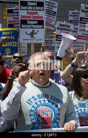 Detroit, Michigan, Stati Uniti d'America. Dennis Williams, il neo-eletto presidente della United Auto lavoratori, conduce i suoi membri su una marcia attraverso le strade di Detroit a conclusione della UAW della convenzione costituzionale. Credito: Jim West/Alamy Live News Foto Stock