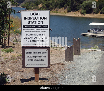 Segno, barca stazione di ispezione a pagamento, Lago Chabot Parco Regionale Marina California Foto Stock