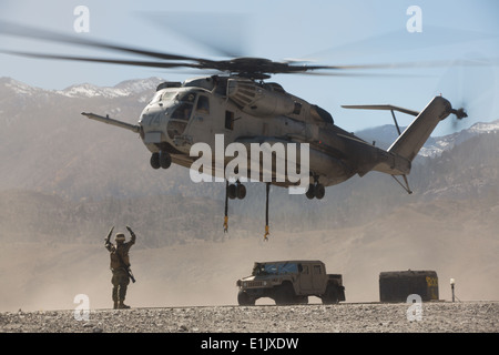 Un U.S. Marine assegnato all'elicottero del Team di supporto con la logistica di combattimento reggimento 16, terzo Marine Logistics Group dirige un C Foto Stock