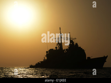 Il missile cruiser USS Gettysburg (CG 64) transita il Golfo di Oman ott. 18, 2013, a sostegno dell'Operazione Enduring Fre Foto Stock