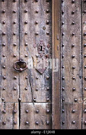 Moderno e antico si blocca su una vecchia porta francese. Foto Stock