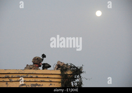 Stati Uniti Il personale dell'esercito Sgt. Eric Blaszkowski, un osservatore in avanti con il primo plotone, Echo Company, 2° battaglione di fanteria 506th Reg Foto Stock