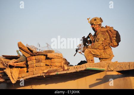 Stati Uniti Army Sgt. Damon Miers, un fante con il primo plotone, Echo Company, 2° Battaglione, 506th Reggimento di Fanteria, 4 Brig Foto Stock