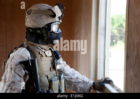 Un U.S. Marine con società Alfa, secondo assalto anfibio Battaglione, 2° Divisione Marine partecipa a operazioni urbane trainin Foto Stock