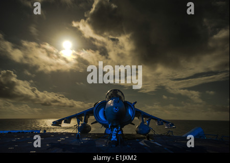 Un U.S. Marine Corps AV-8B Harrier II aeromobili assegnati a mezzo marino Tiltrotor Squadron (VMM) 166 si siede sul ponte di volo dell Foto Stock