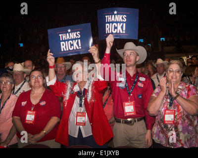 Ft Worth, Texas, Stati Uniti d'America. 5 Giugno 2014. Il repubblicano GOP party si è incontrato con il motto "lotta per mantenere il Texas red.' fedele ai delegati di stand e segni d'onda durante il Gov. Rick Perry il discorso ai delegati in occasione della apertura della convenzione. Perry ha detto che erano il modello per l'America. Credito: J. G. Domke/Alamy Live News Foto Stock