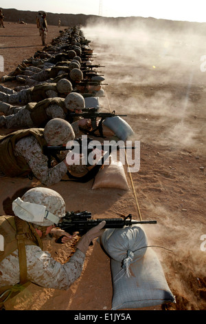 Stati Uniti Marines con il 2° velivolo Marina Wing (Avanti) Fire M4 e carabine M16 fucili a canna rigata durante il corso di formazione presso il Camp Leatherneck, H Foto Stock