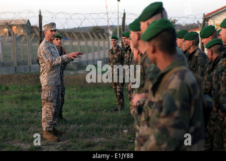 Stati Uniti Marine Corps Col. Scott F. Benedetto, a sinistra il comandante della Special Purpose Marine Air-Ground Task Force (SPMAGTF Foto Stock