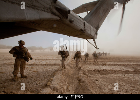 Stati Uniti Marines con Bravo Company, 1° Battaglione, 9° Reggimento Marine corrono verso un CH-53E Super Stallion elicottero assegnati a M Foto Stock