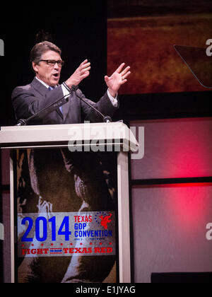 Ft Worth, Texas, Stati Uniti d'America. 5 Giugno 2014. Il repubblicano GOP party più lunga di governatore Rick Perry saluta i delegati e promuove come il Texas è un 'modello per l'America.' Credit: J. G. Domke/Alamy Live News Foto Stock