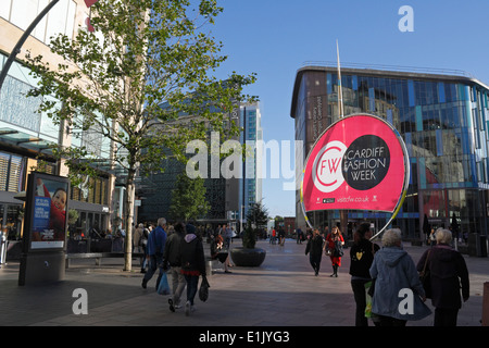 Grande pubblicità per la settimana della moda di Cardiff su Hayes, centro di Cardiff, Galles, zona pedonale senza traffico Foto Stock
