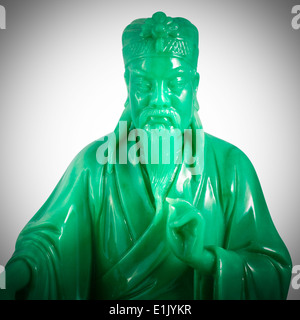 Il verde del Buddha di Giada isolato su uno sfondo bianco Foto Stock