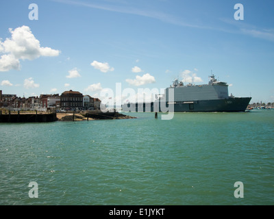 HNLMS Johan de Witt entrando in Portsmouth Porto, Inghilterra Foto Stock