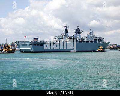 HMS baluardo un Albion classe di trasporto anfibio dock della Royal Navy, entrando in Portsmouth Porto. Foto Stock