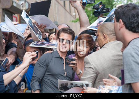 New York, Stati Uniti d'America. 5 Giugno 2014. Tom Cruise pause all'arrivo per l'intervista al Daily Show con Jon Stewart & pone come pretty ventola fa un selfie & altri tifosi affollano sventolando il materiale per essere firmato Credito: Dorothy Alexander/Alamy Live News Foto Stock