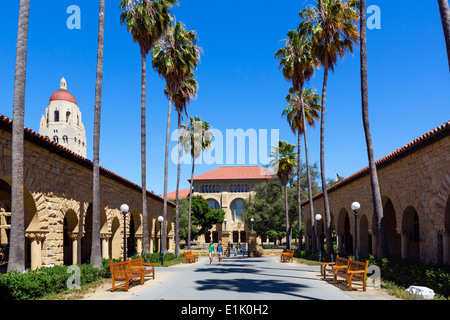 Ingresso principale Quad con torre di Hoover a sinistra, Stanford University di Palo Alto, California, Stati Uniti d'America Foto Stock