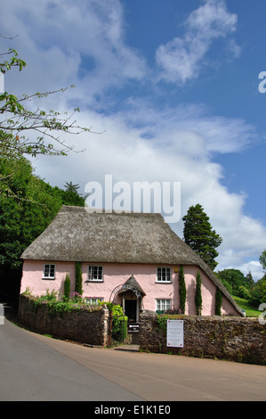 Cottage con il tetto di paglia, Cockington, Devon, Inghilterra, Regno Unito Foto Stock