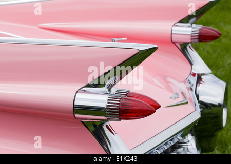 1959 Rosa Cadillac. Sharp pinna di coda con doppio bullet luci di coda Foto Stock