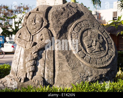 Stile maya scultura a Tulum City Hall. Getto di calcestruzzo sculture con motivi Maya decorare la piazza antistante il municipio. Foto Stock